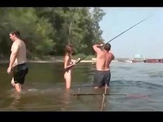 Khỏa thân fishing với rất pleasant nga thiếu niên elena