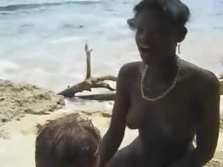 Hårig afrikansk deity fan euro adolescent i den strand
