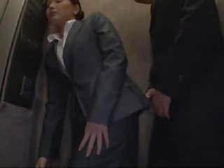 Officelady sagrupētas un fucked uz elevator